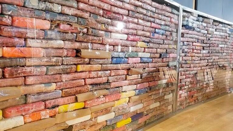 Una pared de cocaína oculta en piedras de cemento valuados en 200 millones de dólares.