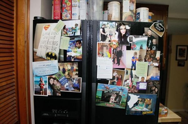 Una pared de la casa, con fotos de la familia.