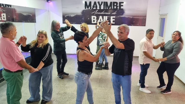 Una pareja abrió una academia donde enseñan cuarteto al estilo rock.