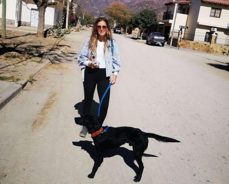 Una pareja alemana adoptó un perro desnutrido en Salta y se lo llevarán a Frankfurt