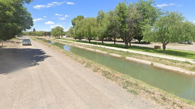 Una pareja de adolescentes volcó, su auto cayó a un canal de riego y murió su bebé de un año.