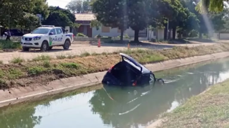 Una pareja de adolescentes volcó, su auto cayó a un canal de riego y murió su bebé de un año.