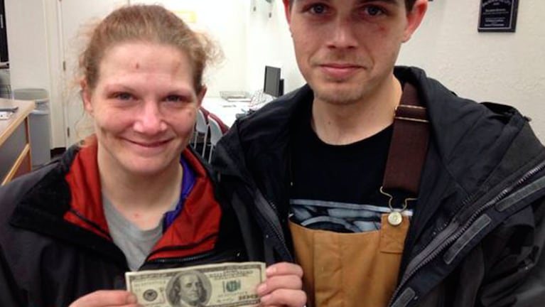 Una pareja de homeless fue uno de los afortunados que encontraron 100 dólares. Foto: USA Today.