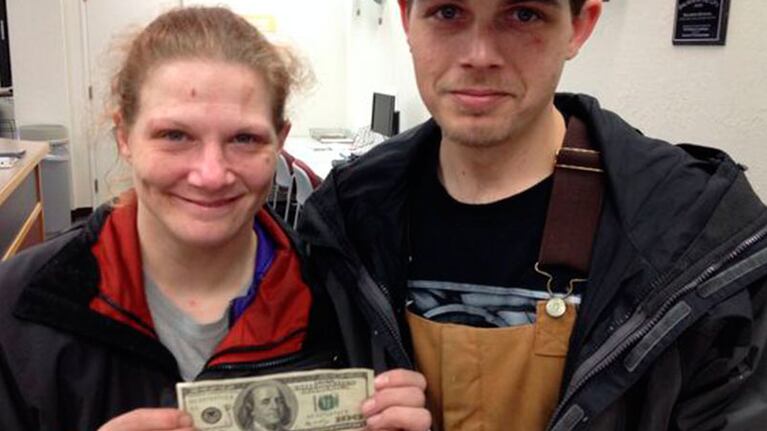 Una pareja de homeless fue uno de los afortunados que encontraron 100 dólares. Foto: USA Today.