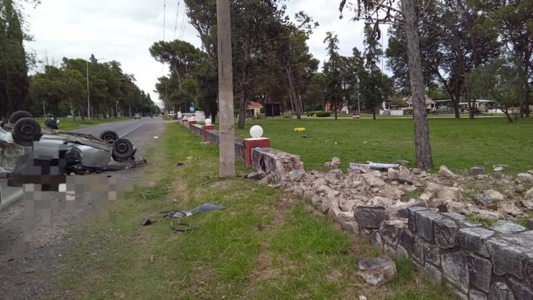 Una pareja despistó y volcó en Córdoba: la mujer murió y el hombre