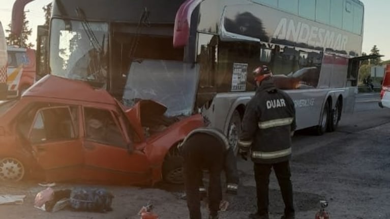 Una pareja muerta por el choque frontal de un auto con un colectivo en el sur de Córdoba