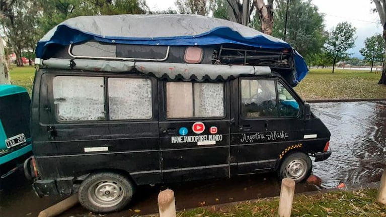 Una pareja recorre el mundo en una combi y durante su visita a Córdoba les robaron todo