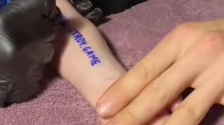 Una pareja tatuó a su hijo de un año.