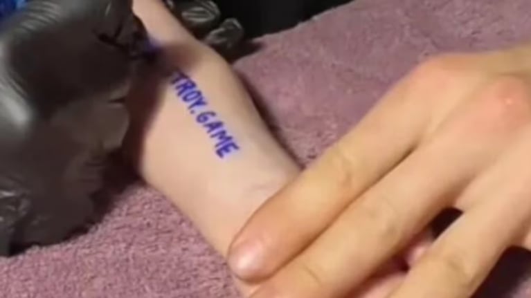 Una pareja tatuó a su hijo de un año.