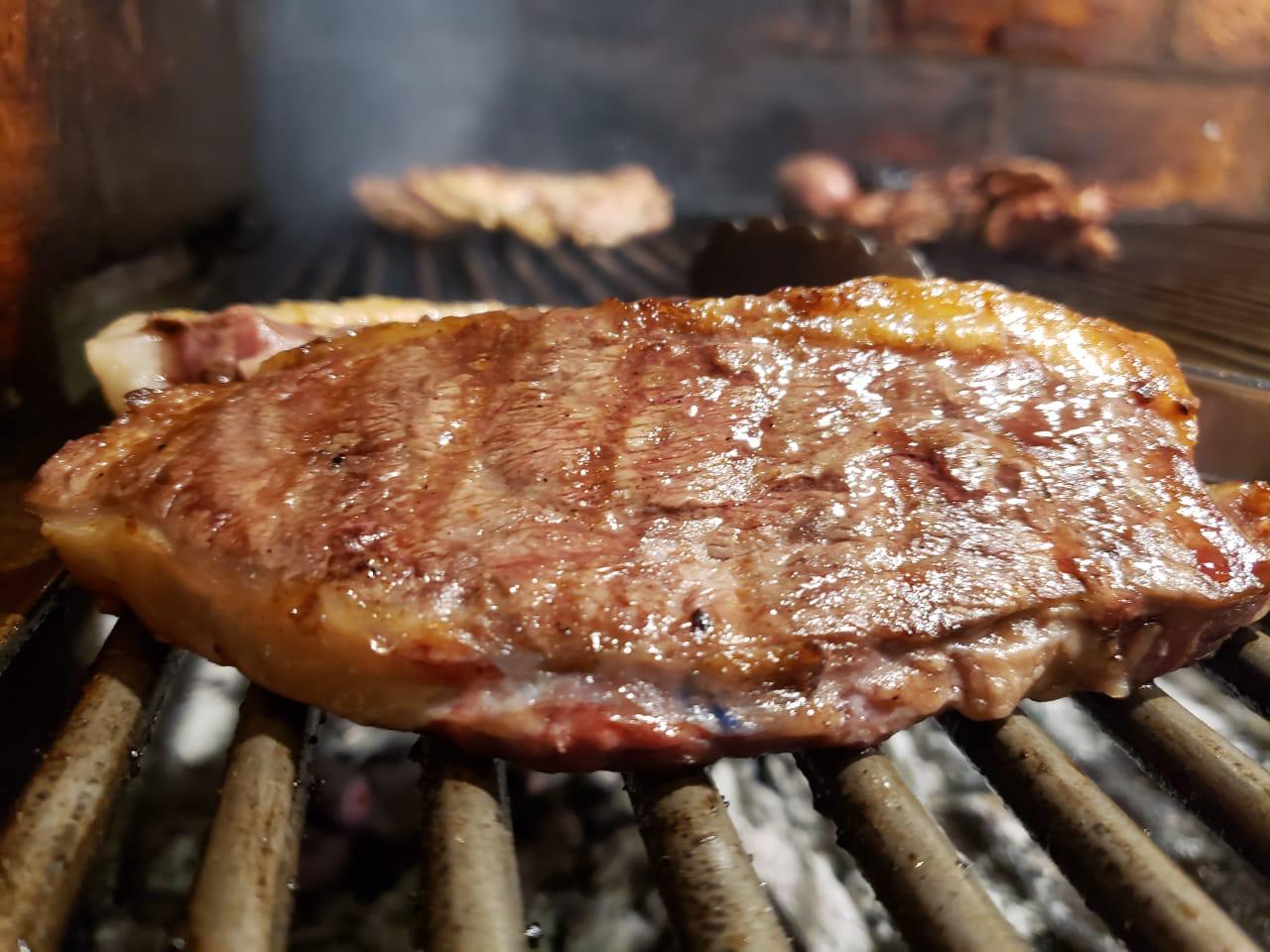 Una parrilla, un churrasco y todo a la vista: una propuesta imperdible en el corazón de Córdoba capital.