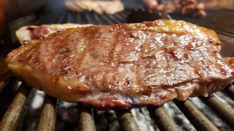 Una parrilla, un churrasco y todo a la vista: una propuesta imperdible en el corazón de Córdoba capital.