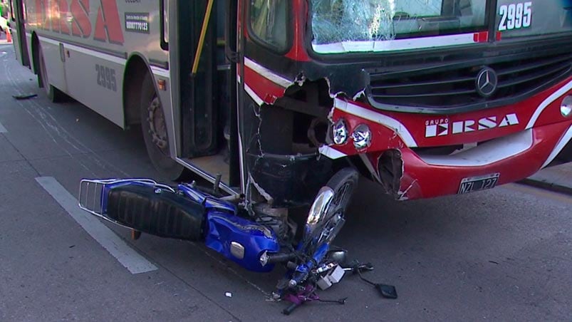 Una parte de la moto quedó debajo del colectivo de Ersa.