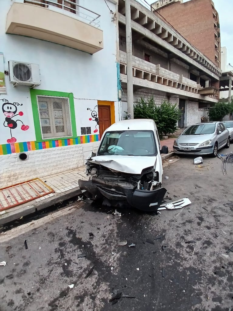 Una Partner circuló en contramano hasta que embistió a un Ford Fiesta.