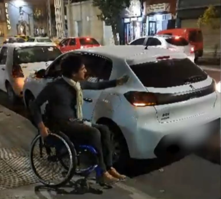 Una persona en silla de ruedas le pegó una calcomanía por estacionar en una rampa. 