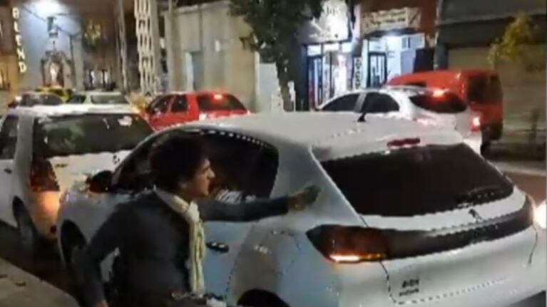 Una persona en silla de ruedas le pegó una calcomanía por estacionar en una rampa.