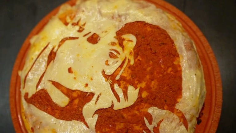 Una pizza con la cara de La Mona, lo nuevo de Don Luis. 