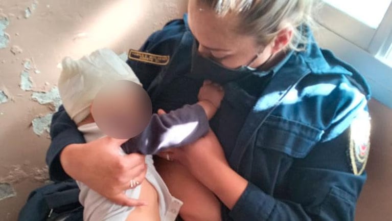 Una policía amamantó al bebé herido con un tenedor: "Fue el instinto maternal"