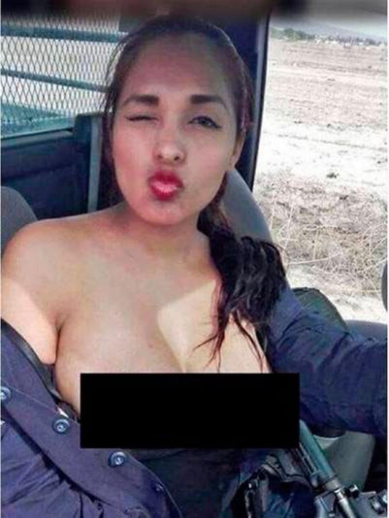 Una policía fue suspendida por sacarse fotos en topless