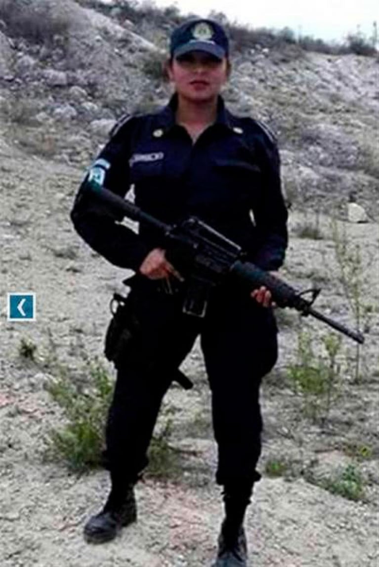 Una policía fue suspendida por sacarse fotos en topless