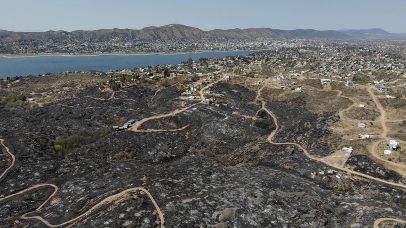 Una postal de cómo quedaron las zonas afectadas por el fuego en Carlos Paz. / Foto: GP Soluciones