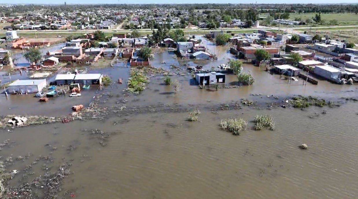 Una postal del barrio Villa Derbi, en Bahía Blanca, que continúa inundado.