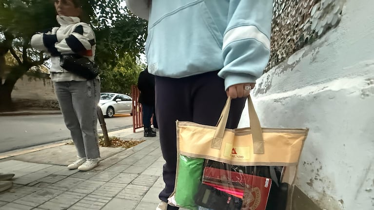Una postal desconocida en el ingreso a una escuela de la ciudad de Córdoba.