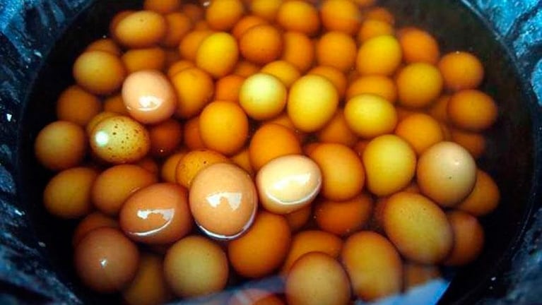 Una receta asquerosa: en China cocinan los huevos con orina