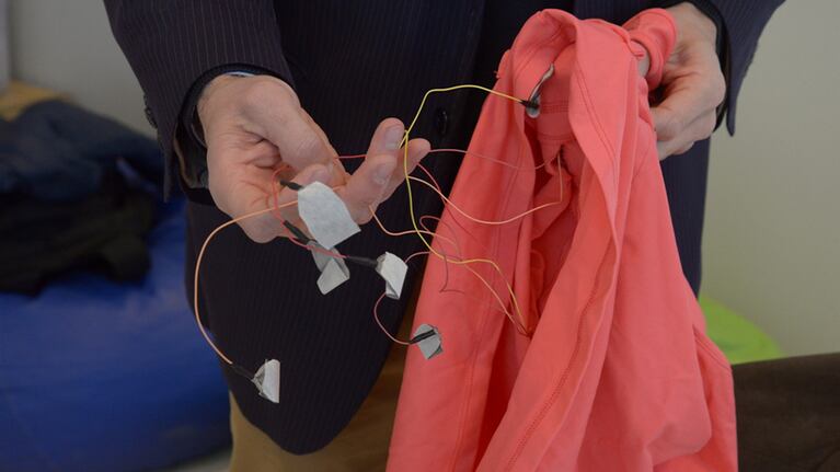 Una remera y un body llevan los sensores que mandan la información a un celular.