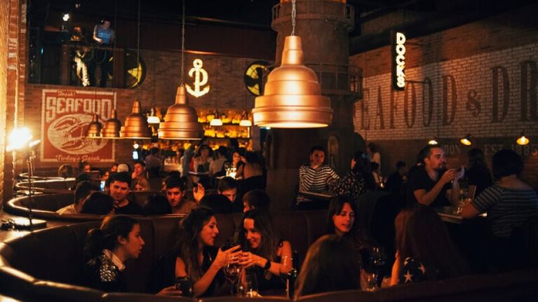 Una situación viral en el marco de un cumpleaños en un bar.