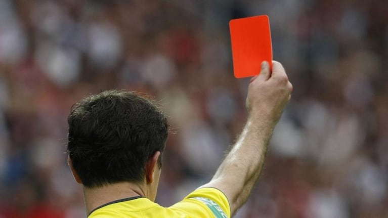 Una tarjeta roja terminó en el insulto discriminador del policía al jugador. Imagen ilustrativa.