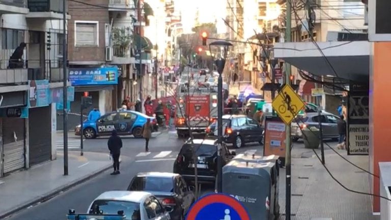 Una testigo vio a la mujer arrojarse por sus propios medios con los niños. Fotos: Infobae.