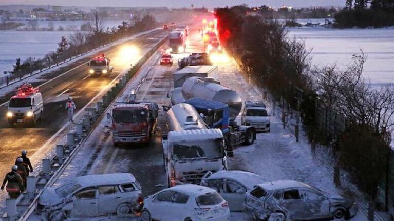 Una tormenta de nieve causó un choque de 134 autos y camiones en Japón