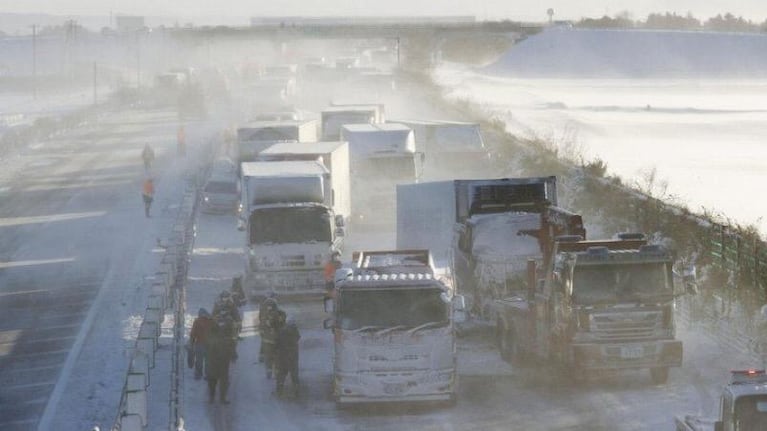 Una tormenta de nieve causó un choque de 134 autos y camiones en Japón