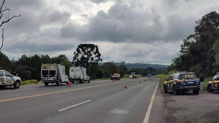 Una turista argentina y su hijo de 3 años murieron al volcar un colectivo en Florianópolis