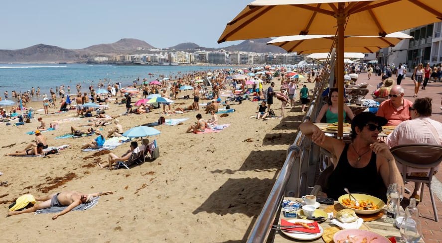 Una turista tomaba sol en una playa paradisíaca, fue atropellada por una camioneta y murió