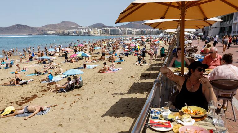 Una turista tomaba sol en una playa paradisíaca, fue atropellada por una camioneta y murió
