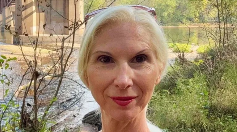 Una vaca de 700 kilos la aplastó en la boda de su hija y casi la mata: el terrible diagnóstico