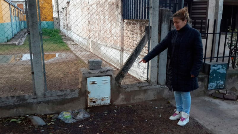 Una vecina muestra la bolsa de nylon donde estaba el bebé. 