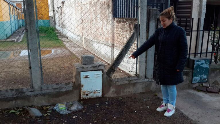 Una vecina muestra la bolsa de nylon donde estaba el bebé.