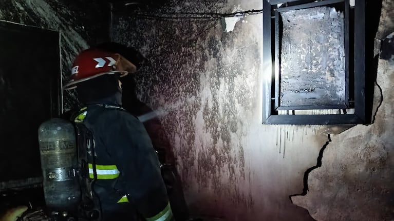 Una vela causó un incendio en una casa de Córdoba y dos hermanos menores fueron internados