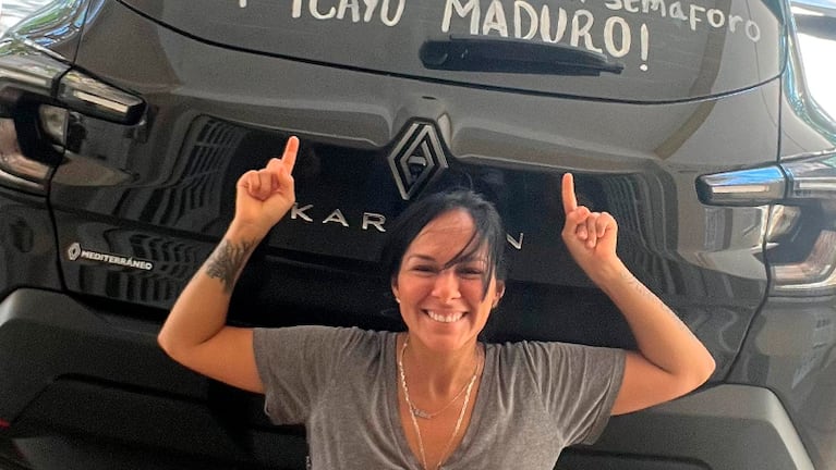 Una venezolana radicada en Córdoba sorprendió con un particular mensaje en su auto tras la caída de Maduro.