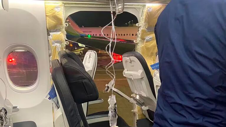 Una ventana de emergencia explotó en el aire.