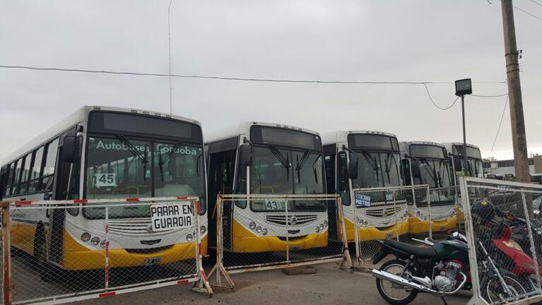 Una vez más, los colectivos estacionados en la punta de línea.