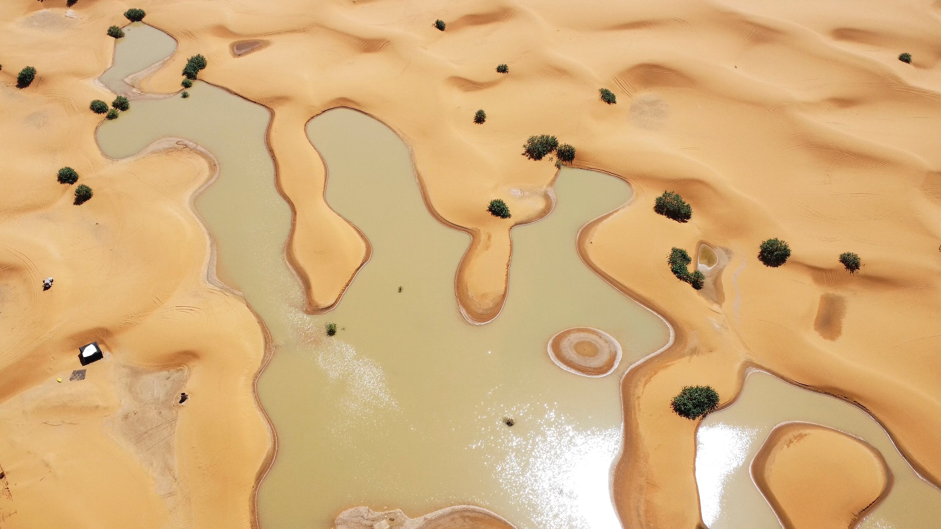 Una vista aérea de lagos formados por fuertes lluvias entre dunas de arena en la localidad desértica de Merzouga, en el sureste de Marruecos, el miércoles 2 de octubre de 2024. (Foto: AP)