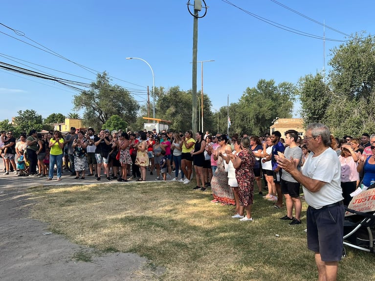 Unas 100 personas se manifestaron frente a la comisaría local.