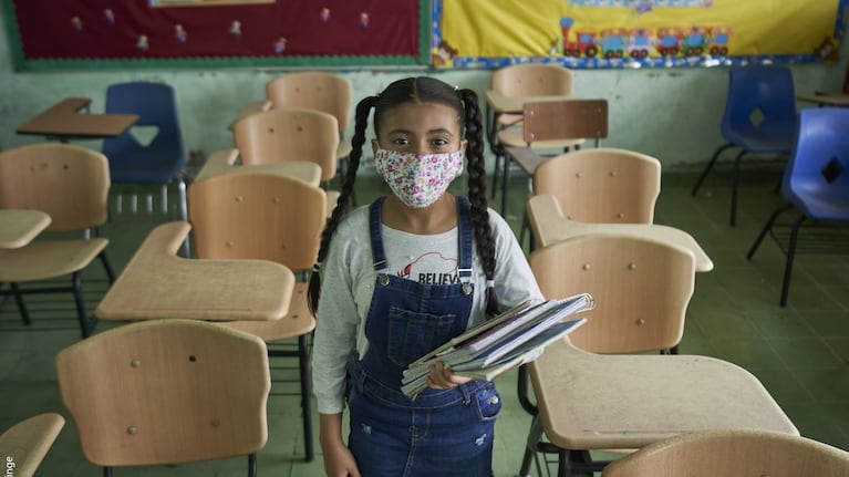 UNICEF trabaja para que más adolescentes puedan acceder a la escuela secundaria.