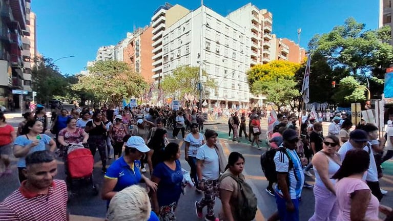 Unidad Piquetera y equipos de Salud marcharon en Córdoba y fue un caos