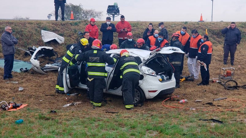 Uno de los afectivos quedó atrapado en el interior del auto. 