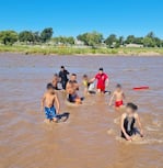 Uno de los agentes que los asistió se descompuso por tragar agua con barro.