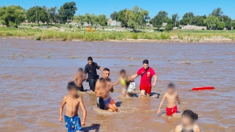 Uno de los agentes que los asistió se descompuso por tragar agua con barro.
